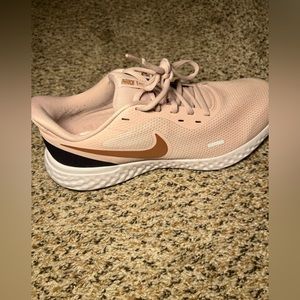 Nike revolution barely rose